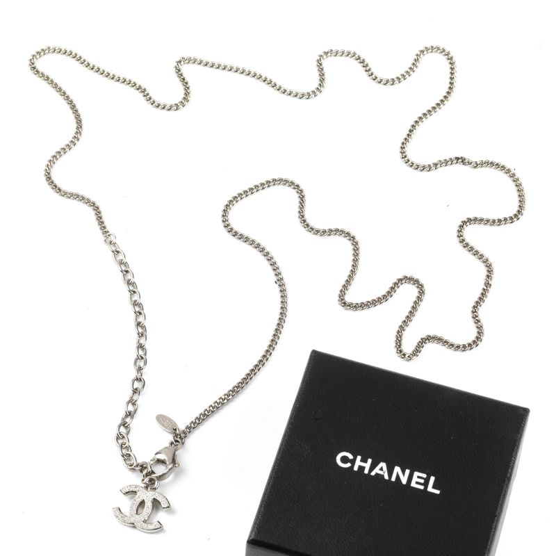Chanel : CHANEL COLLANA LOGO  - Asta VINTAGE: BORSE E ACCESSORI DI HERMES, LOUIS VUITTON E ALTRE GRANDI MAISON - Pandolfini Casa d'Aste