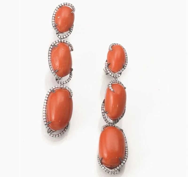 Paio di orecchini pendenti in oro bianco, corallo rosso e diamanti  - Auction Important Jewels and Watches - I - Pandolfini Casa d'Aste