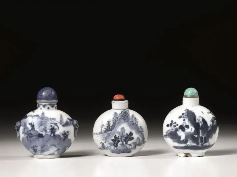  Tre snuff bottles, Cina, periodo repubblicano,  in porcellana bianca e blu  - Auction Oriental Art - Pandolfini Casa d'Aste