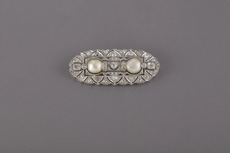 SPILLA IN PLATINO CON PERLE NATURALI DI ACQUA SALATA E DIAMANTI  - Auction FINE JEWELS - Pandolfini Casa d'Aste