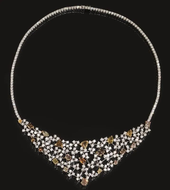 Collana in oro bianco, diamanti incolori e diamanti fancy  - Auction Silver, jewels, watches and coins - Pandolfini Casa d'Aste