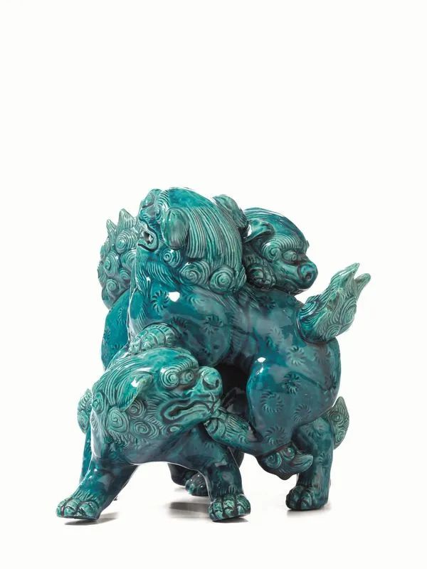  Gruppo raffigurante tre cani di Pho, Cina sec. XX , in ceramica smaltata turchese,  - Auction Oriental Art - Pandolfini Casa d'Aste