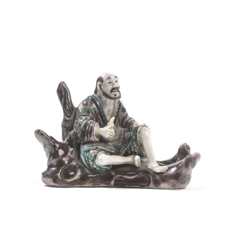 FIGURA IN PORCELLANA, CINA, DINASTIA QING, SECC. XIX-XX  - Auction TIMED AUCTION | PAINTINGS, FURNITURE AND WORKS OF ART - Pandolfini Casa d'Aste