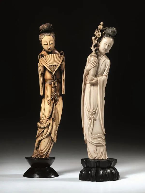  Due Guanyin, Cina inizI sec. XX,  in avorio intagliato, una reggente un ventaglio e l'altra un vaso con ramo di pesco, alt. cm 30; alt. cm 29,5 (2)  - Auction Oriental Art - Pandolfini Casa d'Aste