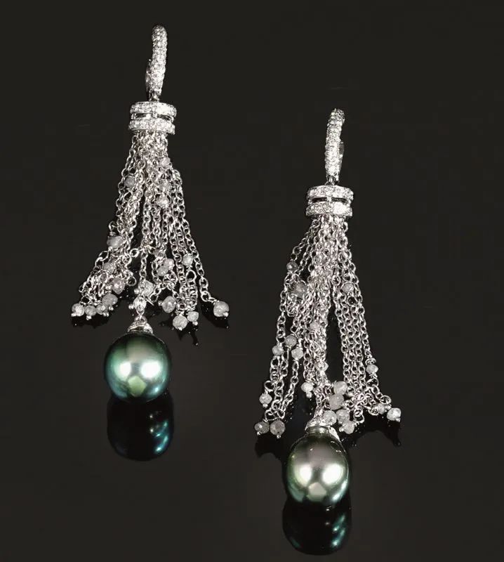Paio di orecchini&nbsp; pendenti in oro bianco, perle Tahiti e diamanti  - Asta Importanti Gioielli e Orologi - I - Pandolfini Casa d'Aste