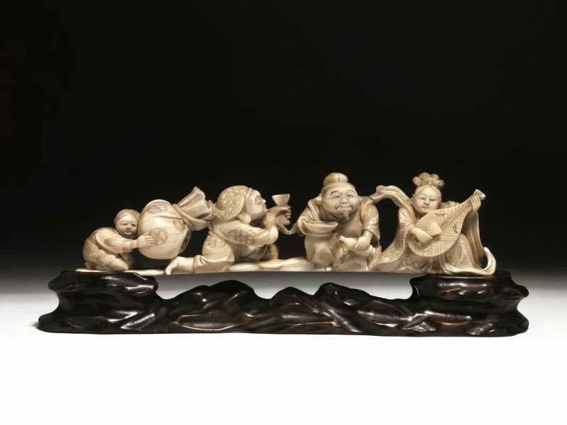 Gruppo Giappone sec. XIX, in avorio raffigurante quattro figure accovacciate, cm 7x27, poggiante su base in legno  - Asta Arte Orientale - Pandolfini Casa d'Aste