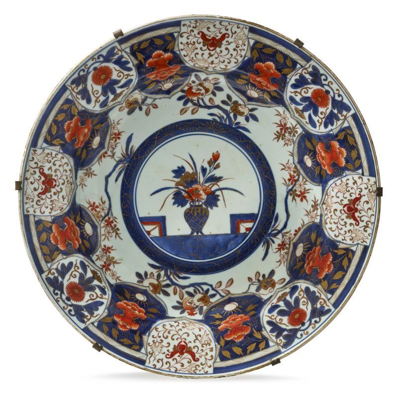 



AN IMARI PORCELAIN PLATE, JAPAN, EDO PERIOD, 18TH CENTURY  - Auction Asian Art | 东方艺术 - Pandolfini Casa d'Aste
