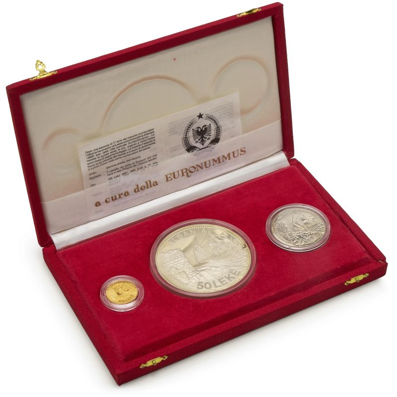 



Repubblica Socialista (1976-1991) &ndash; Trittico 1987 celebrativo dei 2600 anni del Porto di Durazzo &ndash; Zecca: Budapest   - Auction NUMISMATICS - Pandolfini Casa d'Aste