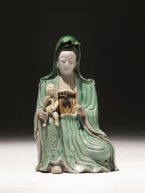  Figura, Cina sec. XVII,  raffigurante guanyin in porcellana invetriata, in posizione assisa e reggente un bambino, alt. cm 20,3  difetti   - Asta Arte Orientale - Pandolfini Casa d'Aste