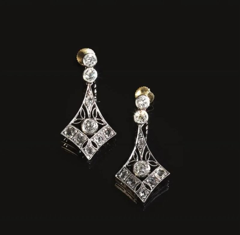 Paio di orecchini pendenti in oro bianco, oro giallo e diamanti  - Auction Silver, jewels, watches and coins - Pandolfini Casa d'Aste
