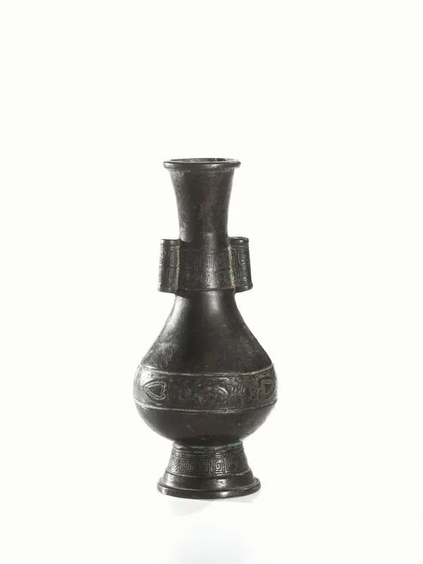  Piccolo vaso a freccia, Cina sec. XVII,  in bronzo, decorato a rilievo con motivo ruyi e nuvole stilizzate, alt. cm 16  - Asta Arte Orientale - Pandolfini Casa d'Aste