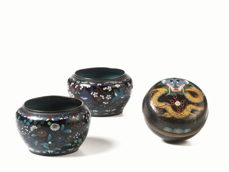  Una scatola e due vasetti Giappone, inizi XX sec,  in smalto cloisonnÃ¨, la scatola decorata da drago i vasetti da fiori e uccelli, la piÃ¹ grande diam. cm 7, difetti (3)  - Auction Oriental Art - Pandolfini Casa d'Aste