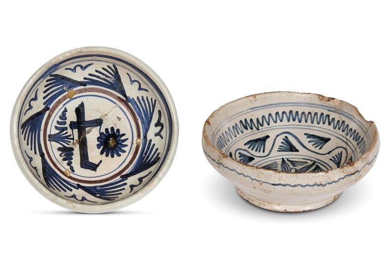 TWO BOWLS, CENTRAL ITALY, 16TH CENTURY  - Auction ONLINE AUCTION | CERAMICA. MAIOLICHE E PORCELLANE DAL XVI AL XIX SECOLO - Pandolfini Casa d'Aste