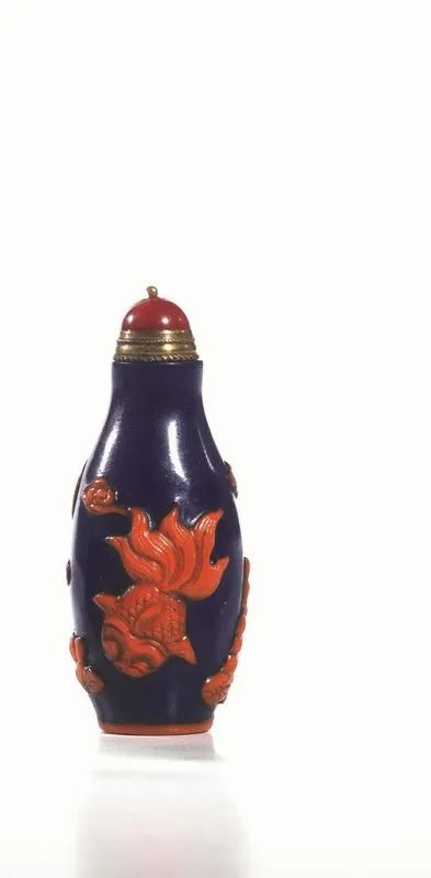 Snuff bottle. Cina inizi sec.XX, in vetro incamiciato, a fondo blue e pesci rossi, alt. cm 6,4  - Asta Arte Orientale - Pandolfini Casa d'Aste
