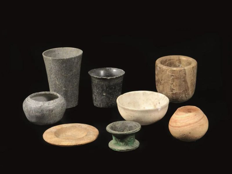 SETTE COPPE IN PIETRA E UN VASO IN BRONZO  - Asta Reperti Archeologici - Pandolfini Casa d'Aste