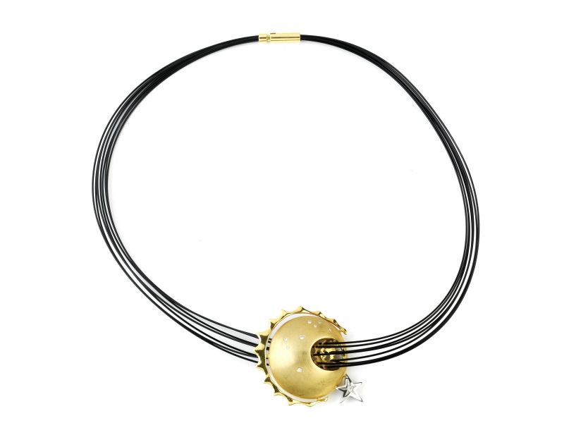 COLLANA IN FILI DI NYLON CON PENDENTE IN ORO GIALLO  - Auction TIMED AUCTION I JEWELS, WATCHES, PENS AND SILVER - Pandolfini Casa d'Aste