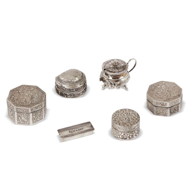 



SET OF FIVE ENGRAVED SILVER BOXES AND ONE OBJECT, CHINA, QING DYNASTY, 19TH CENTURY  - Auction Asian Art  东方艺术 - Pandolfini Casa d'Aste