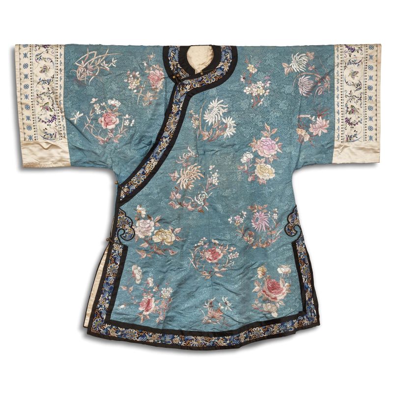 



AN EMBROIDERED SILK DRESS, CHINA, QING DYNASTY, 19TH CENTURY  - Asta Arte Orientale  东方艺术 - Pandolfini Casa d'Aste