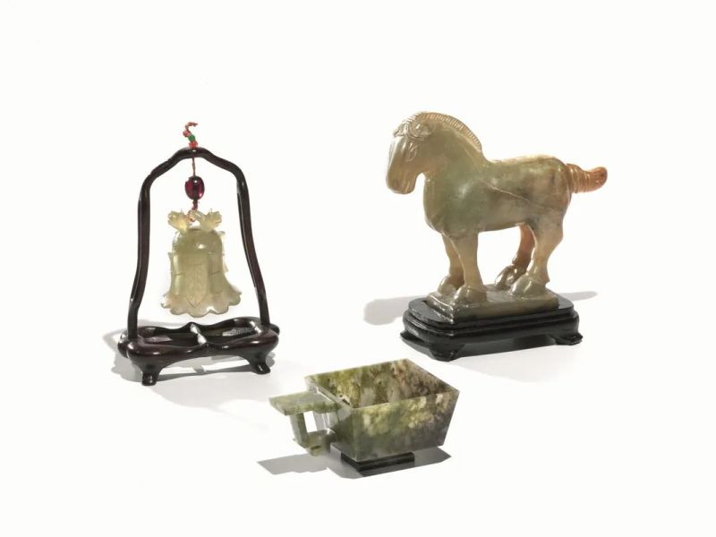 Tre oggetti, Cina inizi sec. XIX-XX, in giada verde modellati a coppetta, cavallo e campana, alt. cm 4, cm 11,5, alt. cm 5,5  - Asta Arte Orientale - Pandolfini Casa d'Aste