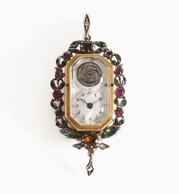RARO OROLOGIO PENDENTE, 1850 CIRCA, IN ARGENTO, ORO, SMERALDI, RUBINI, GRANATI E ROSE DI DIAMANTI  - Auction Fine Jewels and Watches - Pandolfini Casa d'Aste