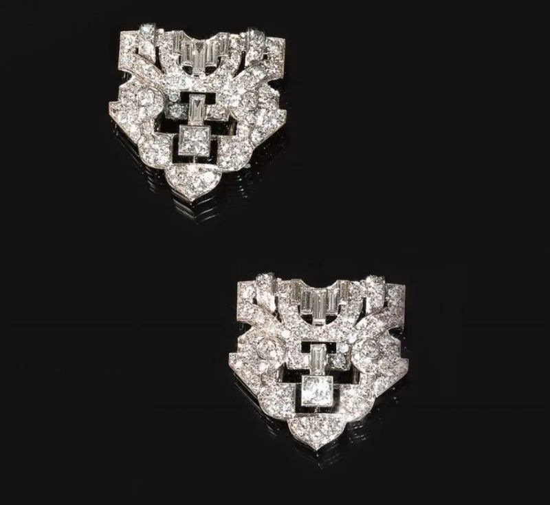 Coppia di clips-orecchini, Deco', Cusi, in oro bianco e diamanti  - Auction Silver, jewels, watches and coins - Pandolfini Casa d'Aste