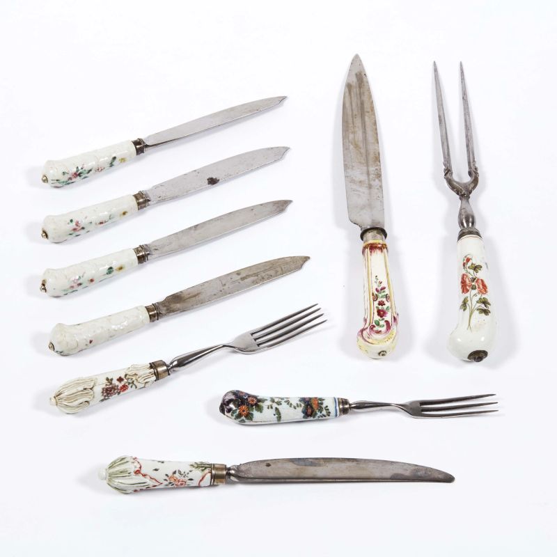 AN ASSOURTED GROUP OF CUTLERY, 18TH AND 19TH CENTURIES  - Auction ONLINE AUCTION | CERAMICA. MAIOLICHE E PORCELLANE DAL XVI AL XIX SECOLO - Pandolfini Casa d'Aste