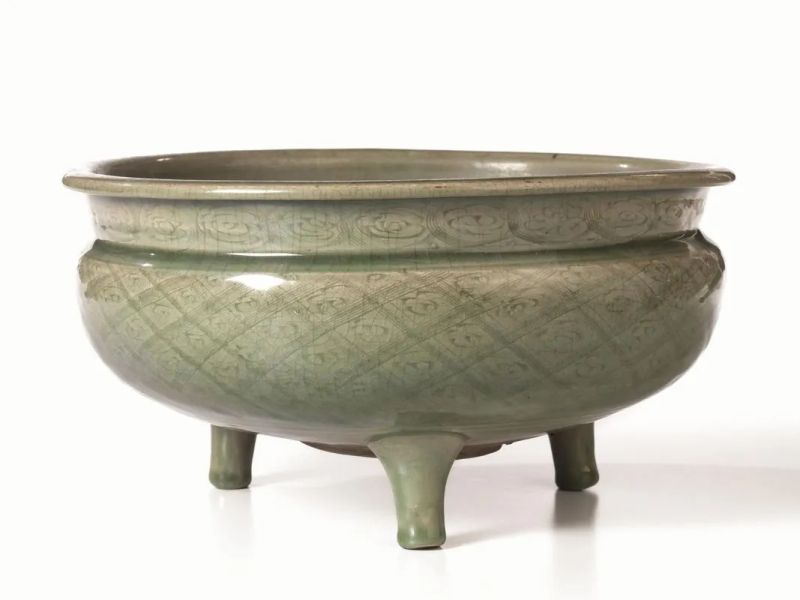  Grande incensiere, sec. XVIII, tripode in ceramica celadon, decorato a        - Auction Oriental Art - Pandolfini Casa d'Aste