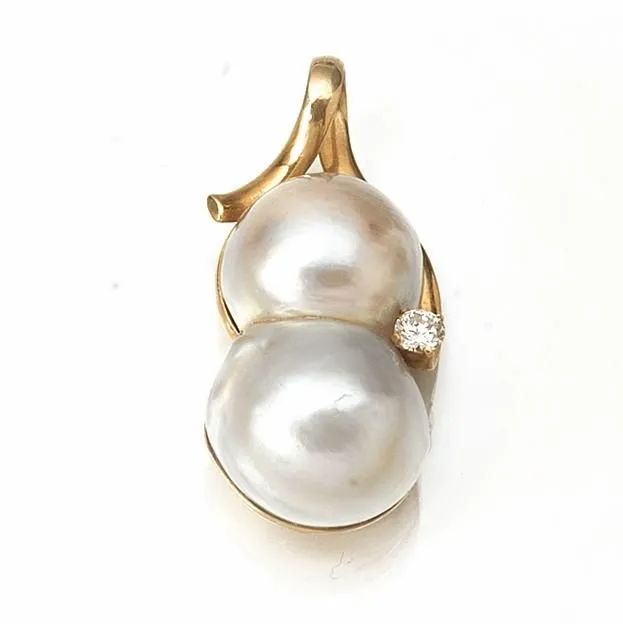 Pendente in oro giallo, perla barocca doppia e diamante  - Auction Silver, jewels, watches and coins - Pandolfini Casa d'Aste