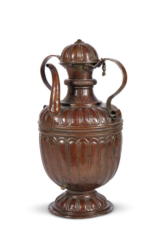 A TUSCAN COPPER EWER, EARLY 17TH CENTURY  - Auction FURNITURE AND WORKS OF ART FROM PRIVATE COLLECTIONS - Pandolfini Casa d'Aste