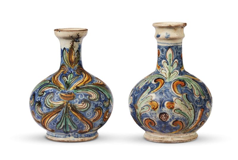 COPPIA DI BOTTIGLIE, CALTAGIRONE, SECOLO XIX  - Auction ARCADE | Silver, books, porcelain and maiolica - Pandolfini Casa d'Aste