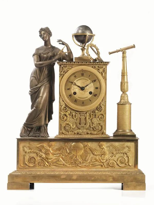 Orologio da tavolo, Francia, 1820 circa, in bronzo dorato; cassa di forma quadrangolare ornata con fregi e tralci a rilievo, affiancata da scultura raffigurante l'allegoria dell'Astronomia con mappamondo e cannocchiale, su alta base a parallelepipedo, anch'essa decorata a rilievo con strumenti scientifici tra due putti alati e girali naturalistici. Quadrante in bronzo dorato con numeri arabi, firmato Hemon - A Paris, alt. cm. 46  - Asta Importanti Mobili, Arredi e Oggetti d'Arte - Pandolfini Casa d'Aste