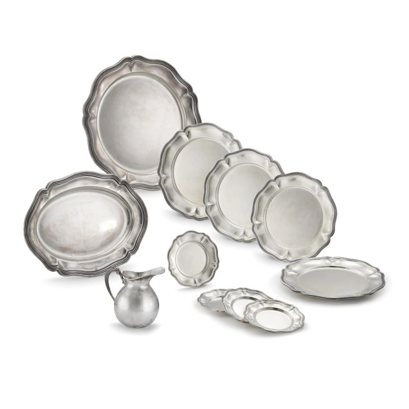 A STERLING SILVER TABLEWARE SETS CONSISTING OF: TWO TRAYS, TWELVE PLATES, TWELVE SMALL PLATES AND A EWER, PERÙ, 20TH CENTURY, MARK OF CAMUSSO  - Auction Italian and european silvers - Pandolfini Casa d'Aste
