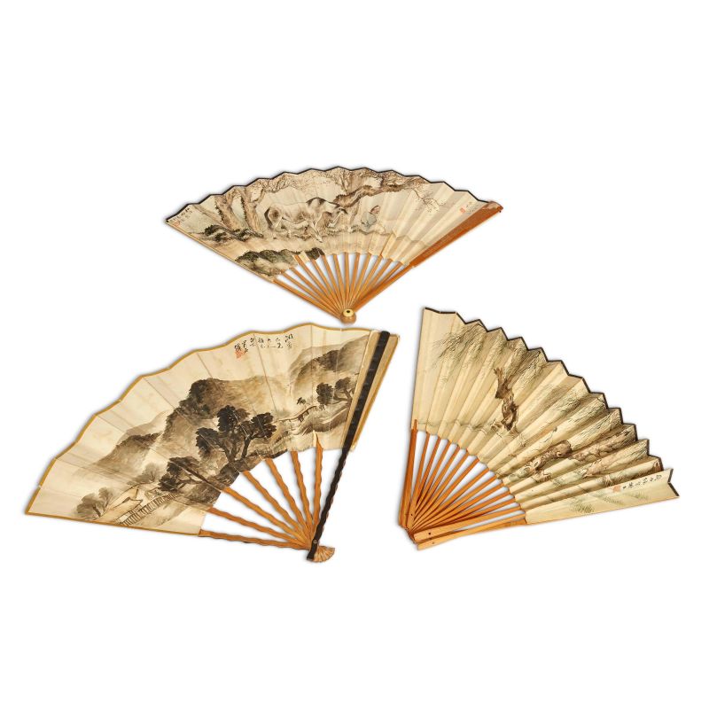 



LOT OF THREE WOOD AND PAPER FANS, CHINA, 20TH C.  - Auction Asian Art | 东方艺术 - Pandolfini Casa d'Aste