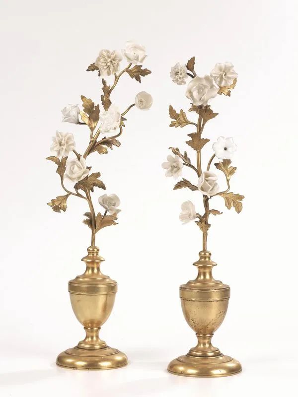 Coppia di portapalmette, sec. XVIII, in bronzo dorato con tralci a fiori decorati in porcellana bianca, alt. cm 42 (2)  - Auction European Furniture - Pandolfini Casa d'Aste