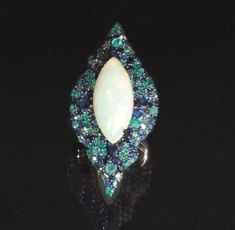 Anello in oro giallo, opale, zaffiri e smeraldi  - Auction Important Jewels and Watches - I - Pandolfini Casa d'Aste