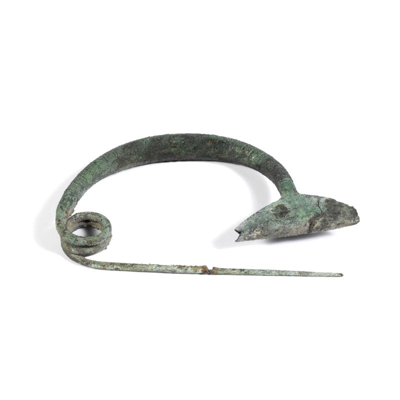 



FIBULA AD ARCO INGROSSATO  - Asta ARCHEOLOGIA - Pandolfini Casa d'Aste