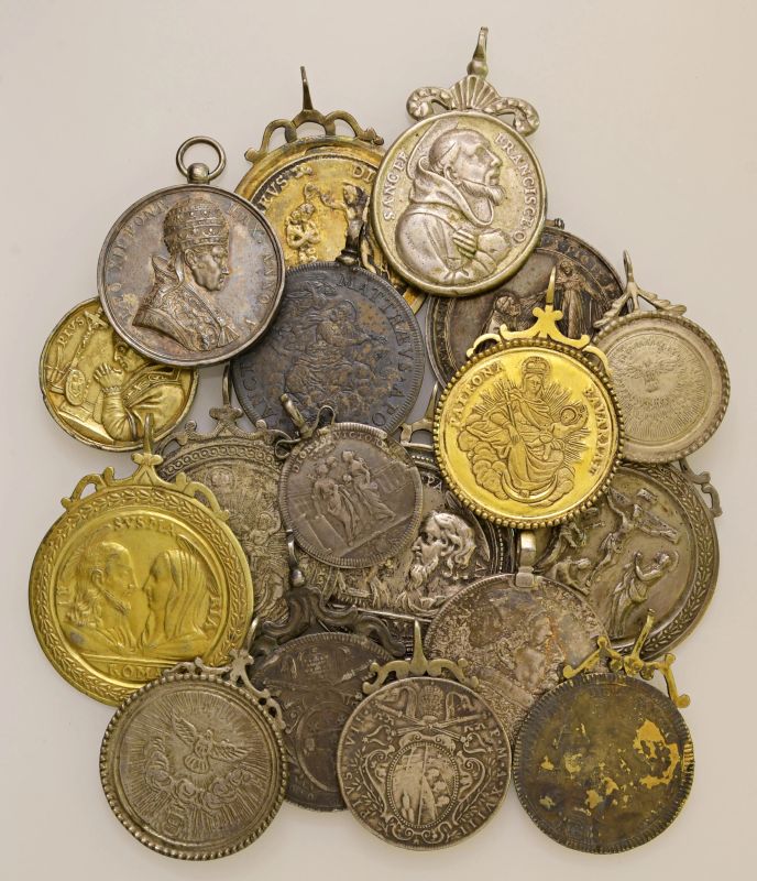      VENTISEI MONETE E MEDAGLIE VOTIVE E A TEMA RELIGIOSO FIORENTINE E PONTIFICIE PREVALENTEMENTE IN ARGENTO.   - Auction COINS AND MEDALS FROM ITALIAN MINTS, THE HOUSE OF SAVOY AND AN IMPORTANT COLLECTION OF OSELLE FROM MURANO AND VENICE - Pandolfini Casa d'Aste