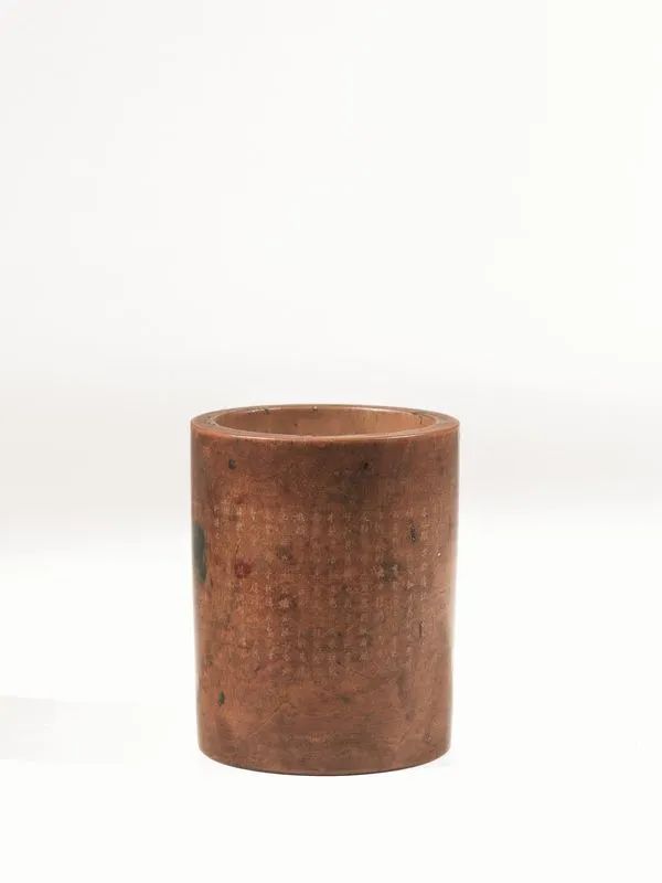 Porta pennelli, Cina sec. XIX-XX, dalla forma cilindrica, in legno con scritta incisa, recante marchio Guanxu, alt. cm 7,5  - Asta Arte Orientale - Pandolfini Casa d'Aste