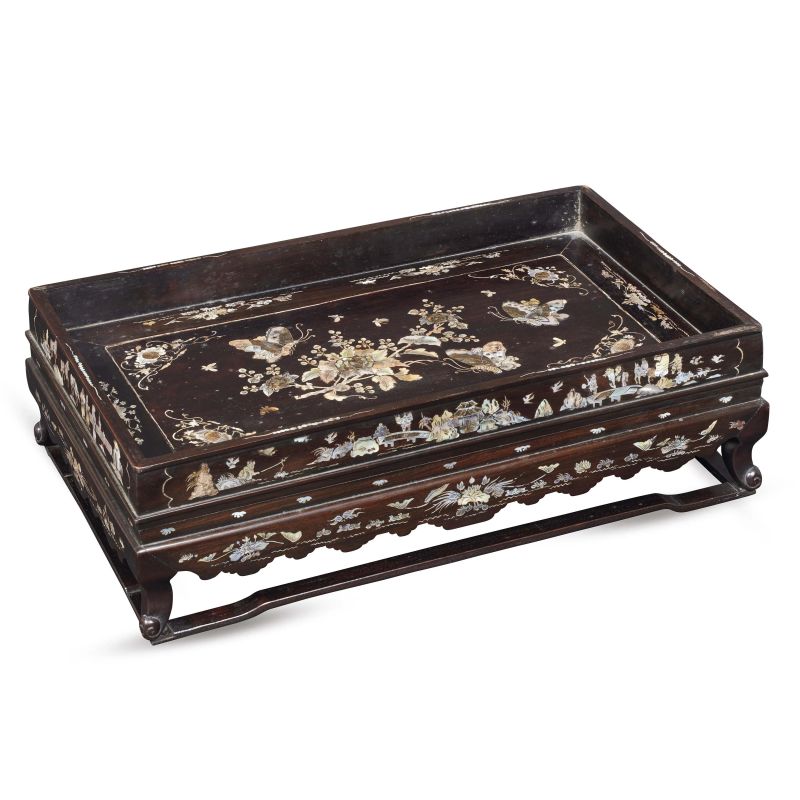 A TRAY, CHINA, LATE QING DYNASTY, 20TH CENTURY  - Auction TIMED AUCTION | Asian Art | &#19996;&#26041;&#33402;&#26415; - Pandolfini Casa d'Aste