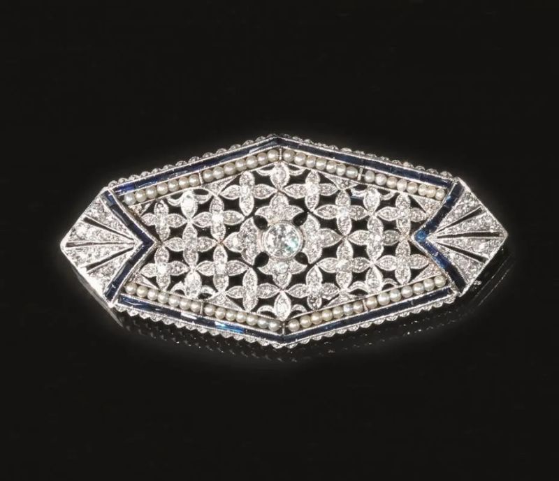 Spilla in oro bianco, zaffiri e diamanti  - Auction Important Jewels and Watches - I - Pandolfini Casa d'Aste