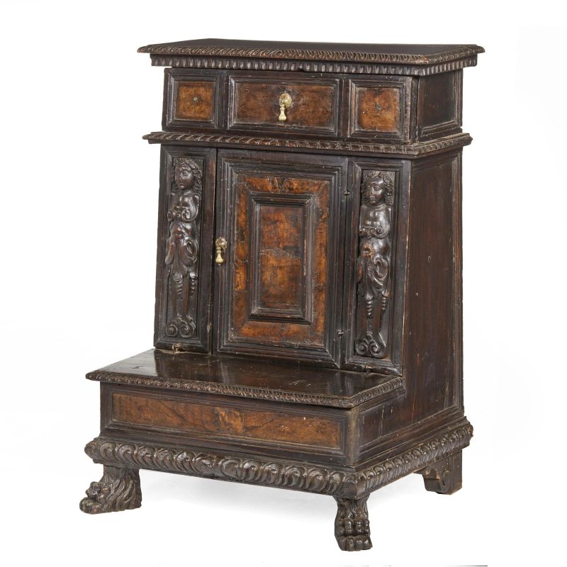 A CENTRAL ITALY PRIE-DIEU, 17TH CENTURY  - Auction ONLINE AUCTION | ARREDARE CON STILE. MOBILI E OGGETTI D'ARTE - Pandolfini Casa d'Aste