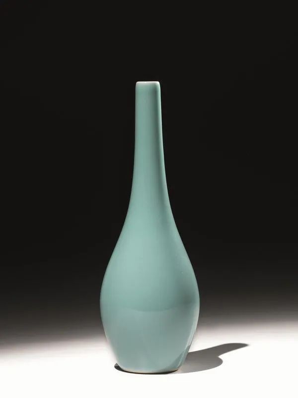 Vaso da ikebana, Giappone sec. XX , a bottiglia, in porcellana verde pallido, alt. cm 23  - Asta Arte Orientale - Pandolfini Casa d'Aste