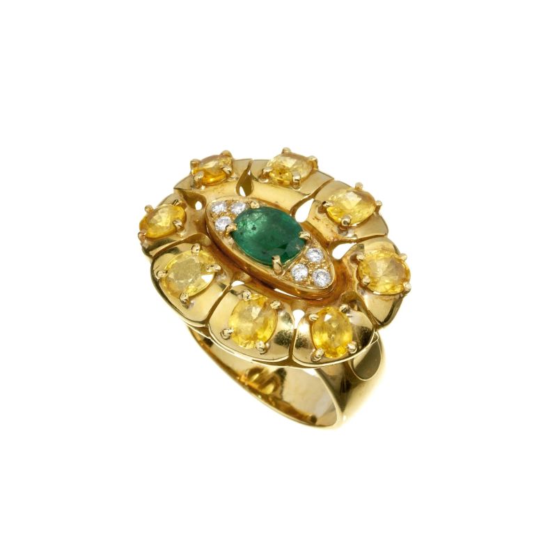 ANELLO FIORE IN ORO GIALLO CON ZAFFIRI DIAMANTI E SMERALDO CENTRALE  - Asta ASTA A TEMPO I GIOIELLI, OROLOGI, PENNE ED ARGENTI - Pandolfini Casa d'Aste