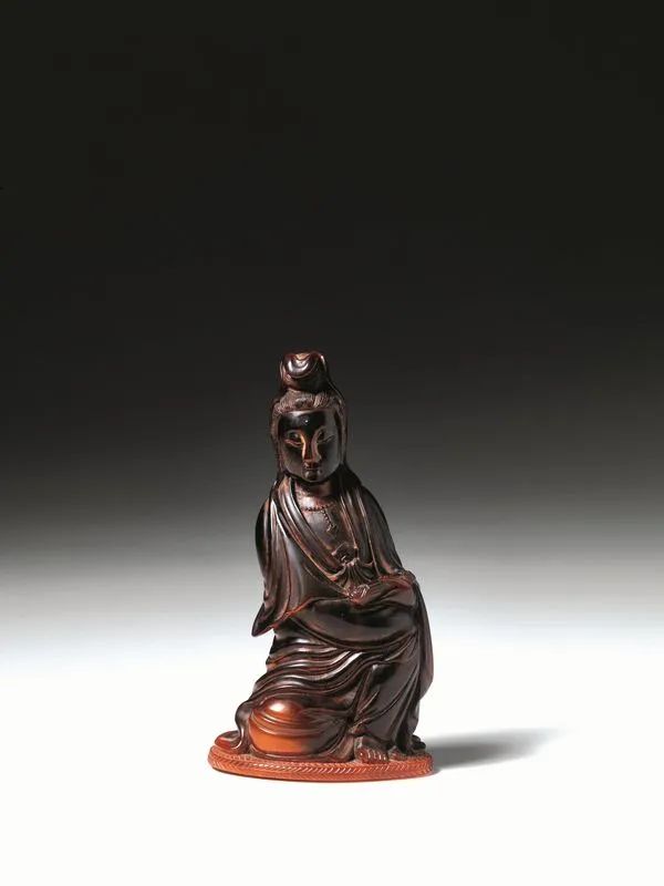  Guanyin, Cina sec. XIX,  in corno reggente uno scroll, alt. cm 22  - Asta Arte Orientale - Pandolfini Casa d'Aste