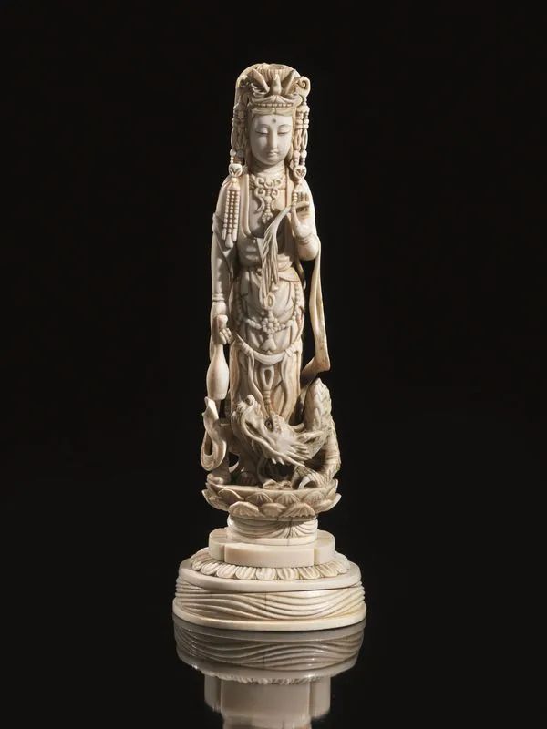  Guanyin, Giappone periodo Meiji (1868- 1912),  in avorio, su base a fior di loto e con drago ai piedi, alt. cm 22  - Auction Oriental Art - Pandolfini Casa d'Aste