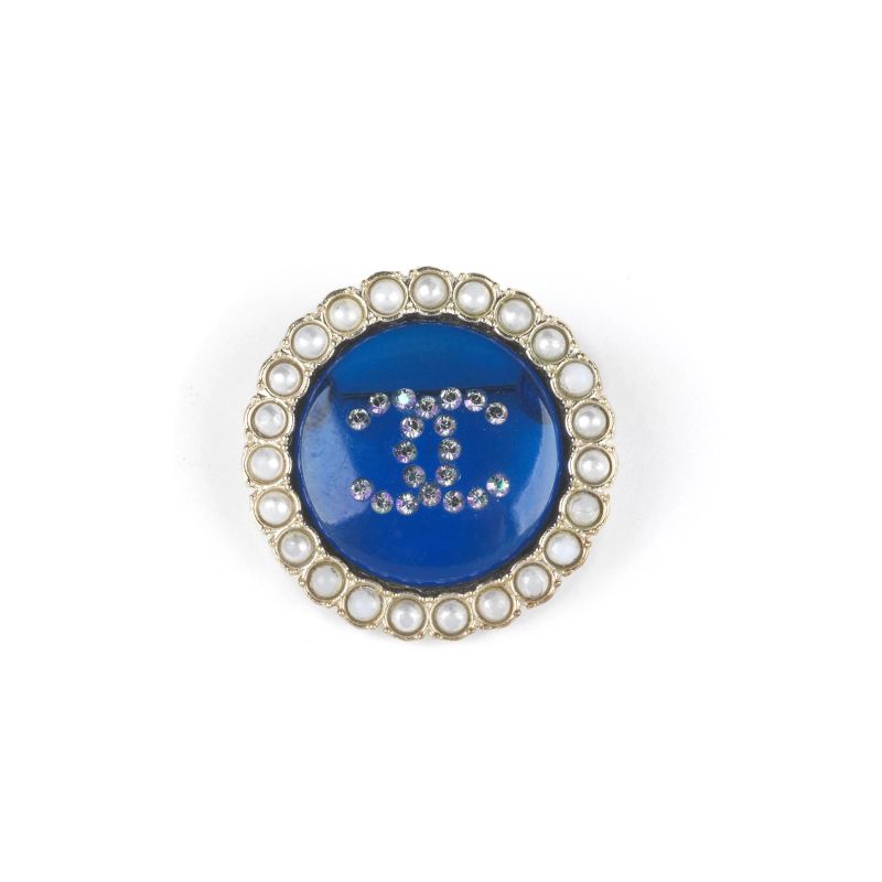 Chanel : CHANEL LOGO BROOCH  - Auction VINTAGE FASHION: HERMES, LOUIS VUITTON AND OTHER GREAT MAISON BAGS AND ACCESSORIES - Pandolfini Casa d'Aste
