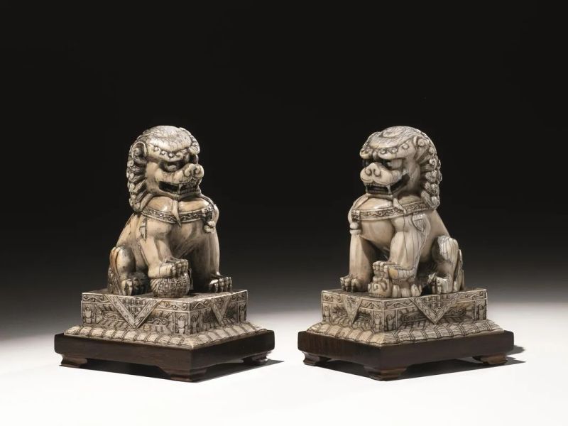 Coppia di cani di Pho, Cina sec. XVIII-XIX, in avorio, finemente scolpiti e poggianti su base squadrata in legno, alt. cm 13.2  - Auction Asian Art - Pandolfini Casa d'Aste