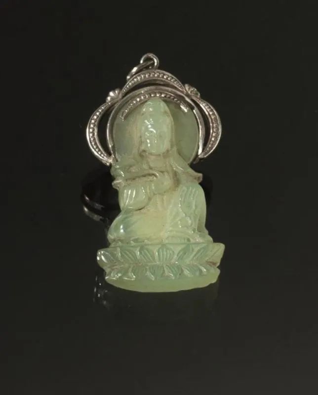 Bodhisattva, Cina sec. XX, in giada verde montata in argento, alt. cm 5,5  - Asta Arte Orientale - Pandolfini Casa d'Aste