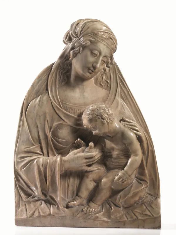 Bassorilievo, sec. XIX, in marmo, raffigurante Madonna con Bambino, alt.cm 58  - Asta Mobili, Arredi e Oggetti d'Arte - Pandolfini Casa d'Aste