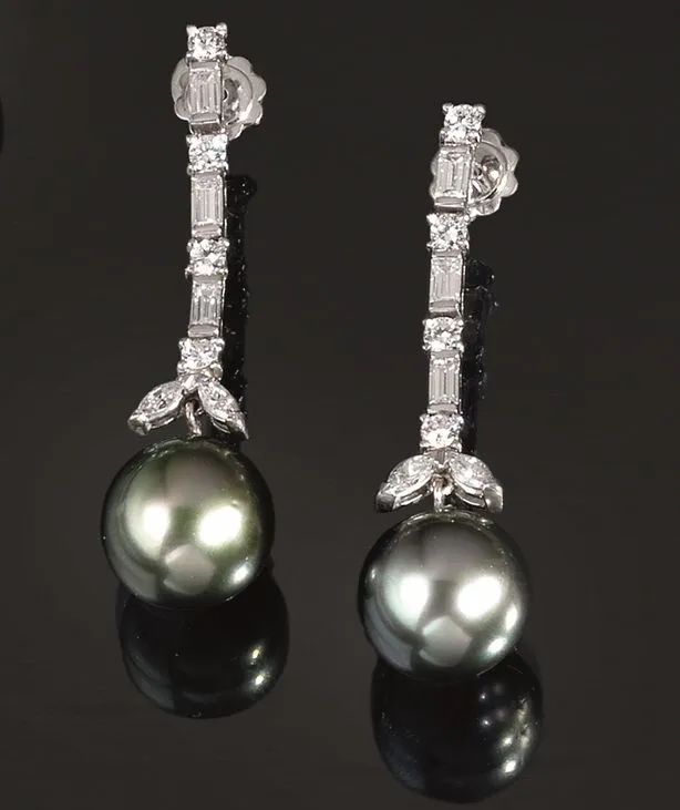 Paio di orecchini in oro bianco, platino, perle Tahiti e diamanti  - Asta Importanti Gioielli e Orologi - I - Pandolfini Casa d'Aste